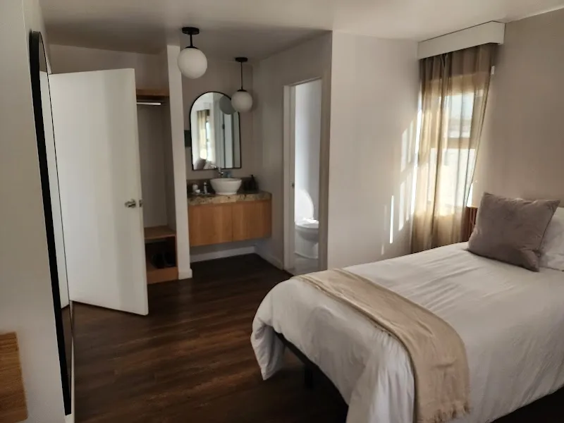 Cocoon Recovery House - Photo 3